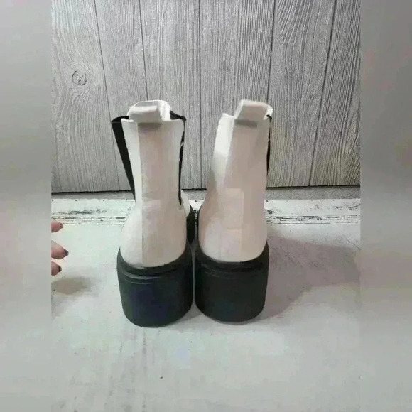 NWT, Forever 21 white boots. Size 8 - Picture 3 of 8